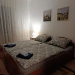 Peaceful Courtyard Lägenhet